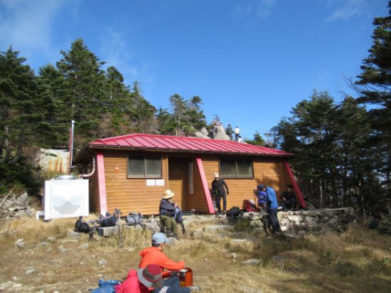 恵那山頂避難小屋